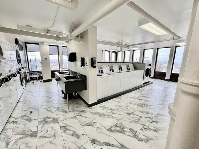 Building Photo - 100 E Walton Pl