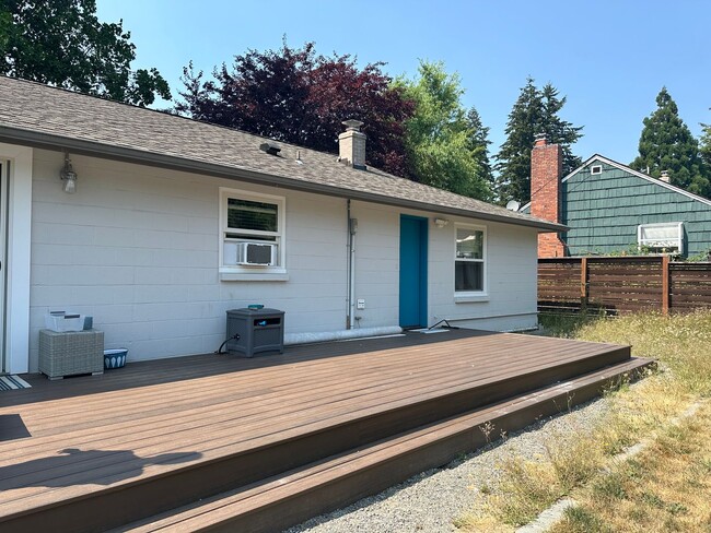 Building Photo - Charming 3-bed, 1 bath Home in North Seattle!