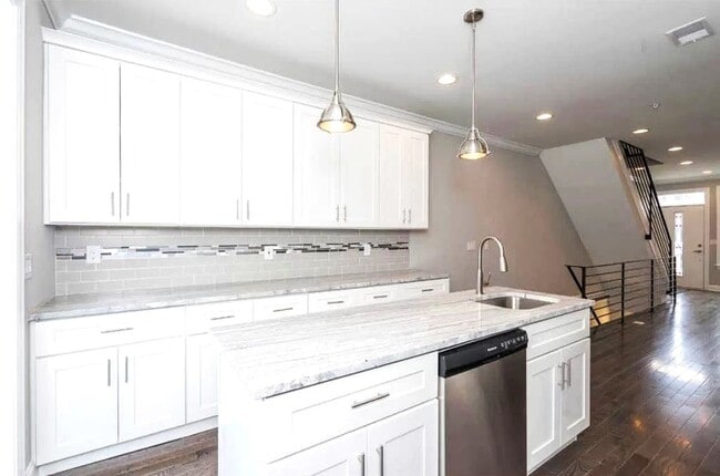 Building Photo - Gorgeous 3-Bedroom Townhome with Finished Basement and Rooftop Deck! Available mid-June!