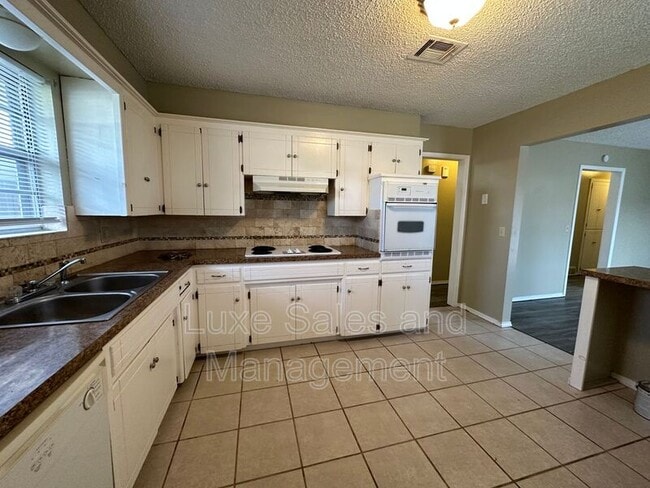 Building Photo - 621 Lotus Ave