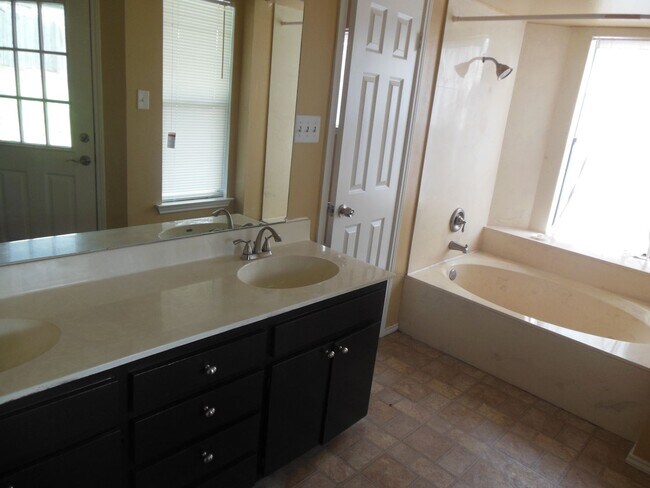 Building Photo - 4806 Greenlee Dr