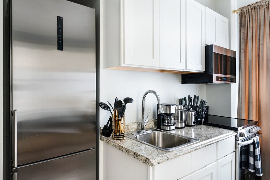 Building Photo - 234 W 73rd St