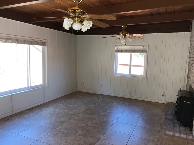 Family Room - 7216 Keighley St