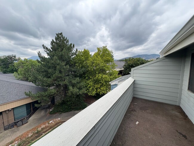 Building Photo - Top Floor 2 Bed 1.5 Bath Two Story Condo I...