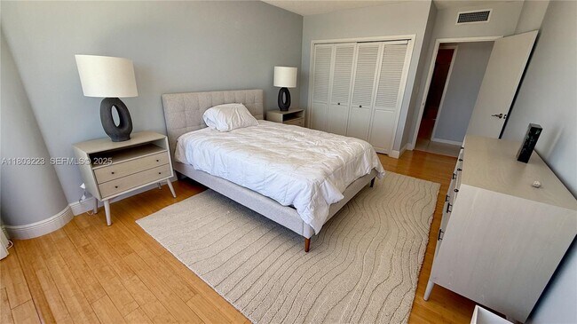 Building Photo - 900 Bay Dr