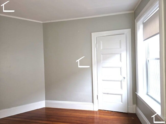 Building Photo - No Brokers Fee, Washington Sq. Area, Heat, Hot Water Included, Lage Bedrooms, Eat-in Kitchen, Lau...