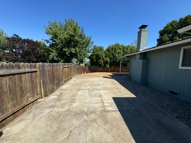 Building Photo - 2859 Cedar Links Dr