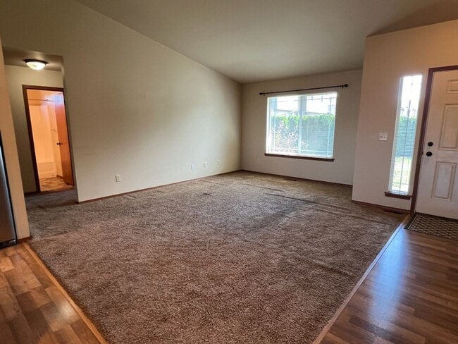 Building Photo - Beautiful 3 bed/2 bath home with garage, a/c and private covered patio!