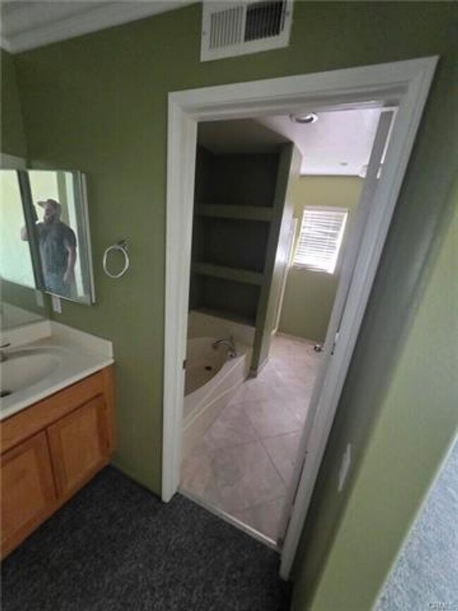 Building Photo - Spacious Home