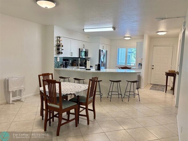Building Photo - 2112 S Cypress Bend Dr