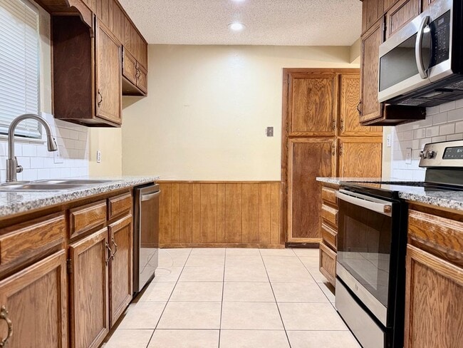 Building Photo - 3 Bedroom, 2 Bath Rental