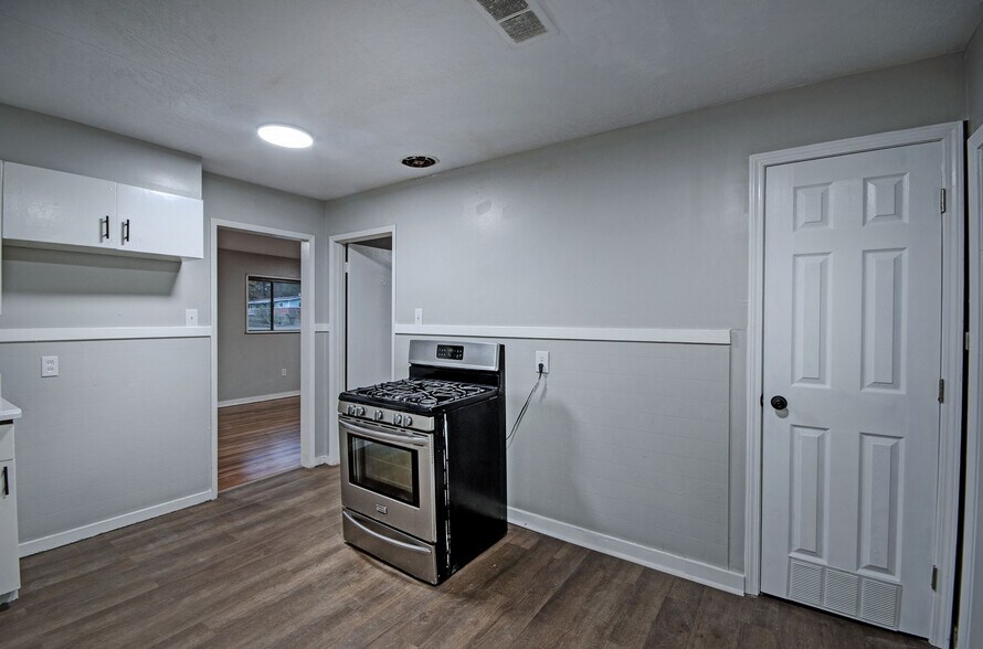 Building Photo - 4240 Azalea Dr