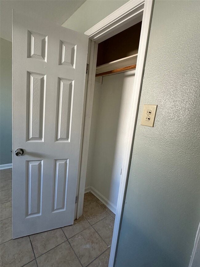 Building Photo - 516 Holiday Dr