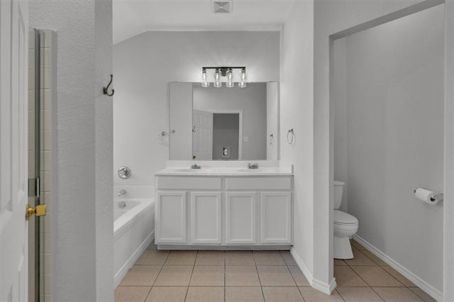 Building Photo - 712 Riverhead Dr