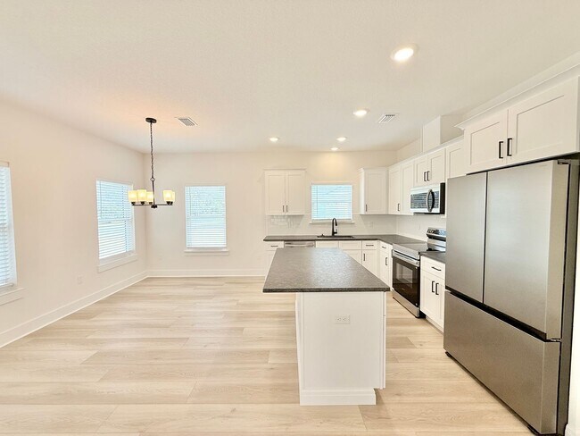 Building Photo - Modern 3-Bedroom Home