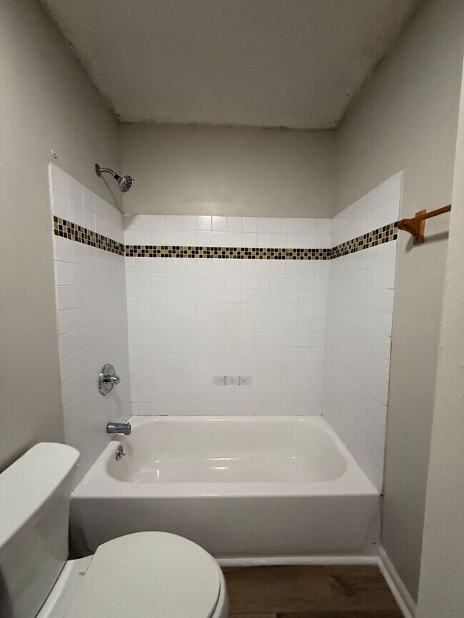 Building Photo - Renovated 4 Bedroom Duplex Unit in South Nashville - Pet Friendly!