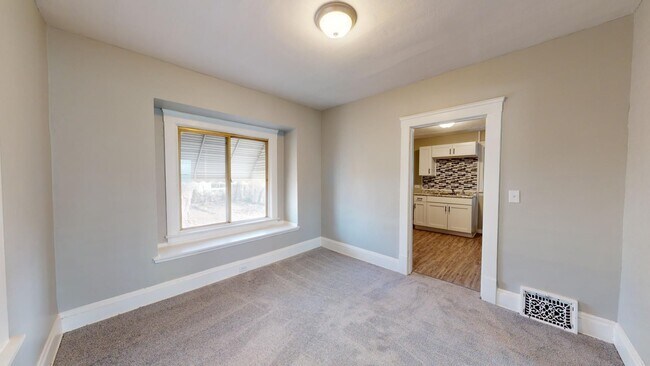 Building Photo - 3 Bed / 1 Bath in Cleveland!