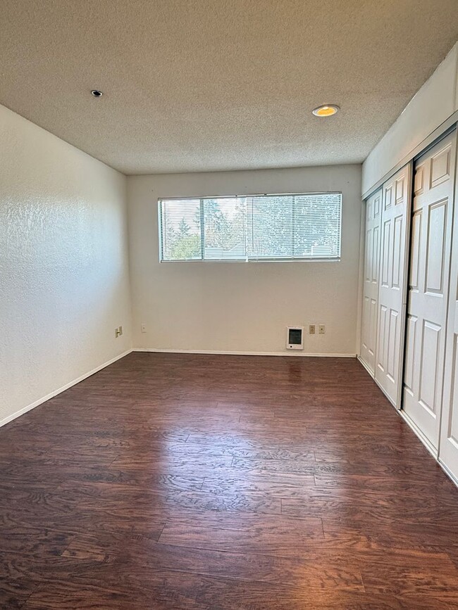 Building Photo - Well Maintained 2BD/2BTH Lynnwood Condo for Lease in Gated Community!