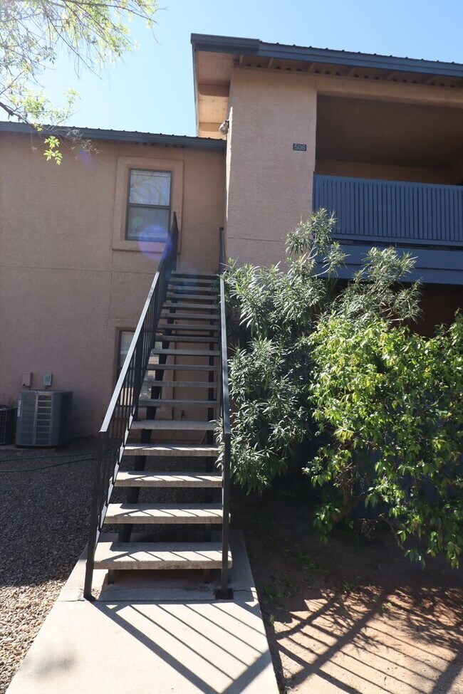 Building Photo - 2 Bedroom 2 Bathroom Retreat with Community Pool & Spa!