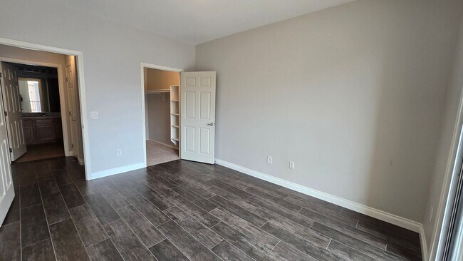 Building Photo - 3975 N Hualapai Way