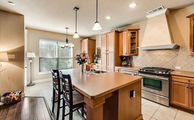 Building Photo - Upscale living in this fabulous Townhome!