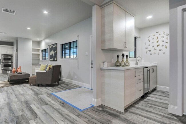 Building Photo - 1239 Hawaii Dr