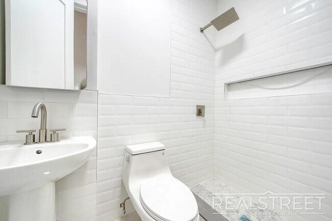 Building Photo - Massive 4BD/4BA Duplex with Office & Priva...