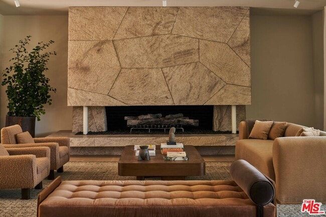 Building Photo - 1865 Loma Vista Dr