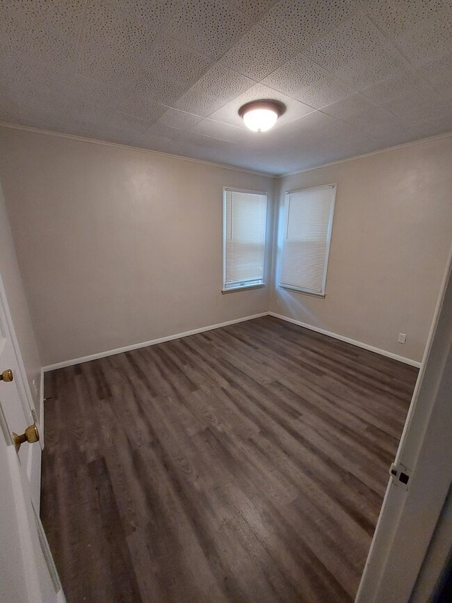 Building Photo - Recently Updated 2BD