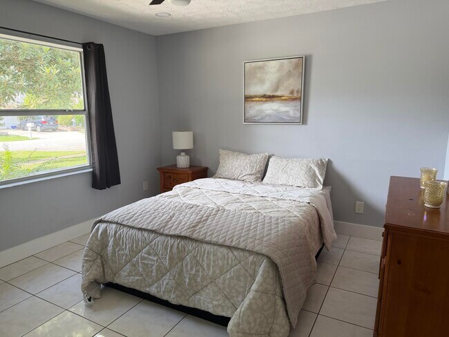 Building Photo - 1392 Riverside Cir