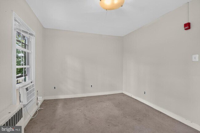 Building Photo - 350 Green Ln