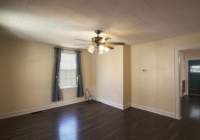 Building Photo - Small Cottage in quiet neighborhood.