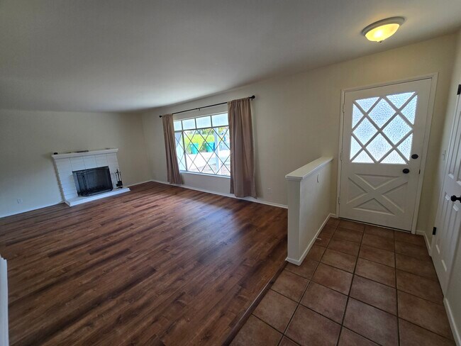 Building Photo - 449 Thumbelina Dr