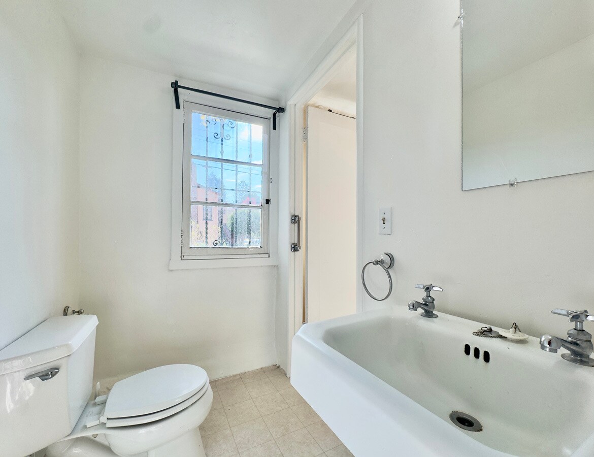 Building Photo - 1645 Scenic Ave