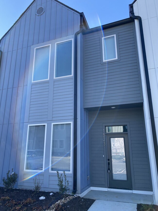 Primary Photo - 1523 Yarra St