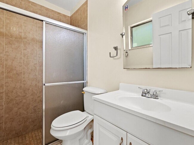 Building Photo - 254 SW Bridgeport Dr