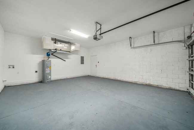 Building Photo - 3 Bedroom Home Located In The Sun N Lake Golf Community