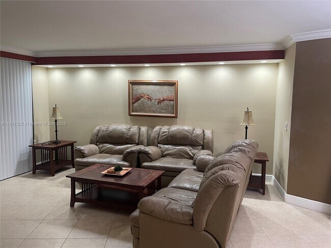 Building Photo - 3900 N Hills Dr