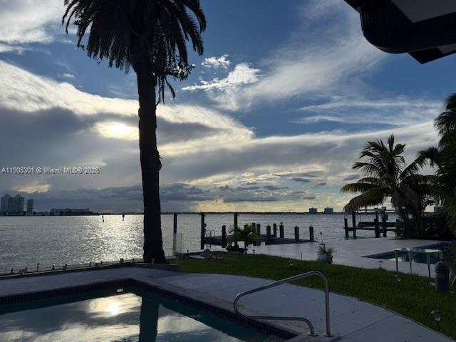 Building Photo - 1101 S Shore Dr