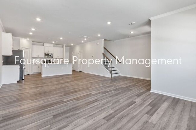 Building Photo - Townhome | Bonus Loft Space | Internet Inc...