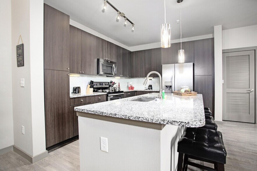 Building Photo - 1905 Canterbury St