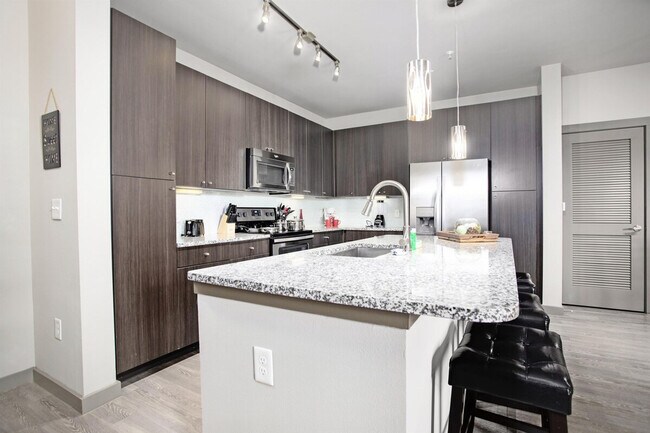 Building Photo - 1905 Canterbury St