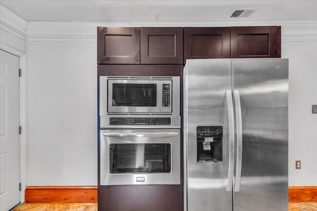 Building Photo - Beautiful 4 bedroom home downtown