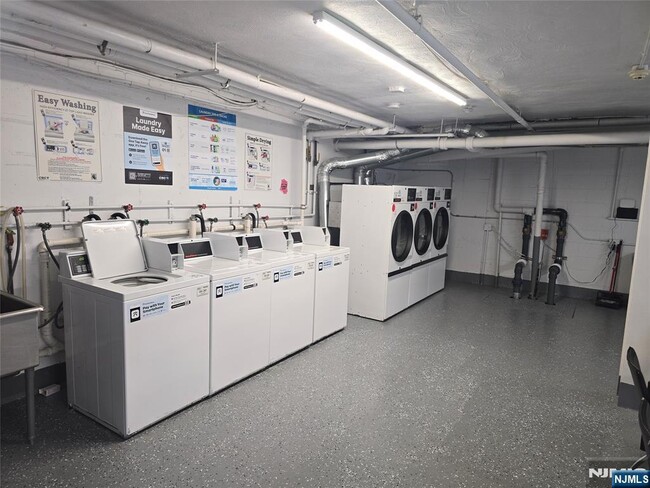 Building Photo - 275 Hoym St