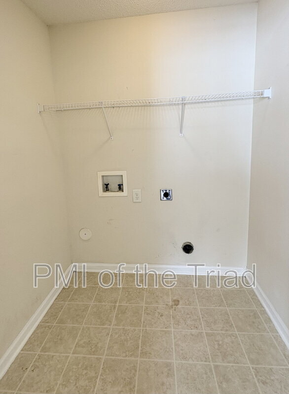 Building Photo - 152 Drewsbury Dr