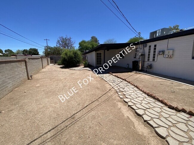 Building Photo - 7049 E Calle Canis