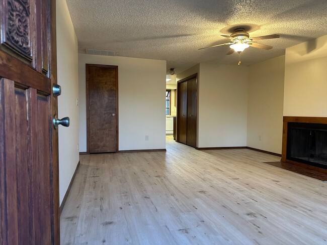 Building Photo - Centrally Located  2 Bedroom 1 Bathroom Du...