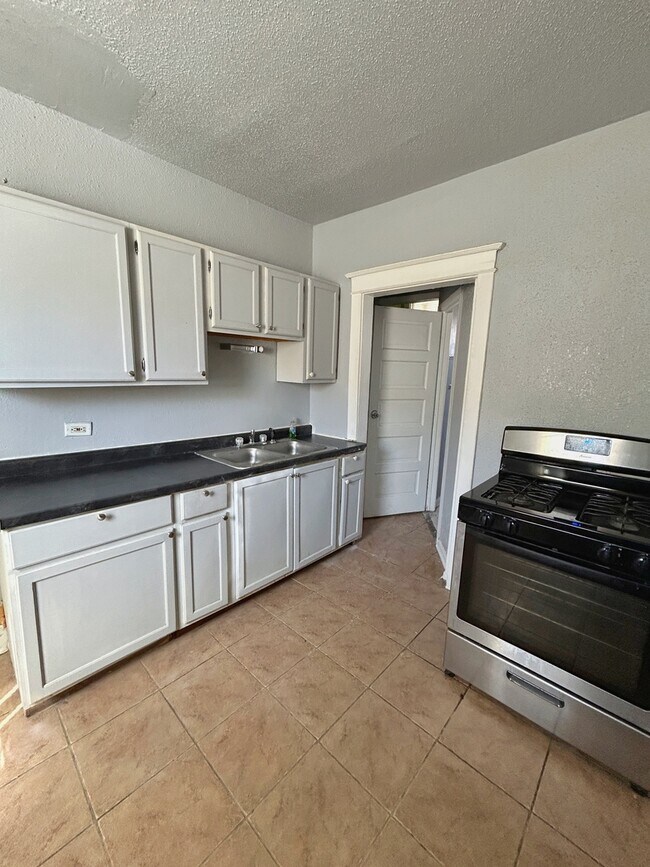 Building Photo - 11833 S Perry Ave