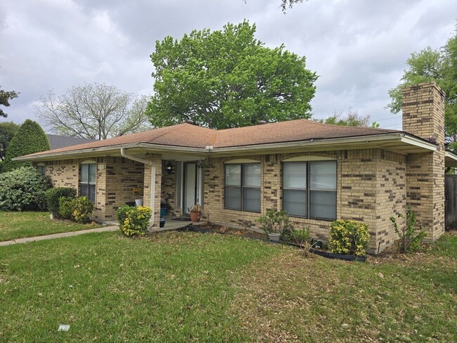 Building Photo - 2105 E Collins Blvd