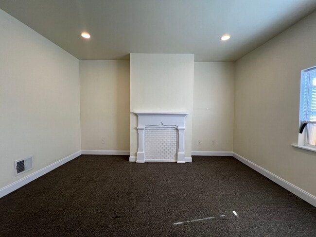 Building Photo - Updated 2BR house with off street parking!